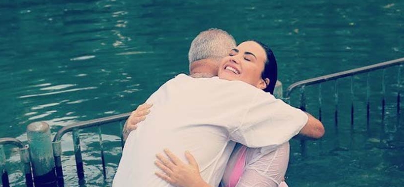 Demi Lovato é batizada no rio Jordão, em Israel