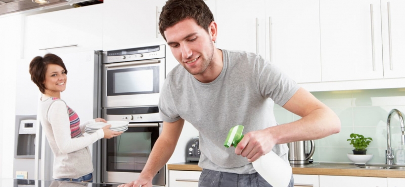 Estudo revela que os homens que limpam a casa são mais felizes. Você concorda?