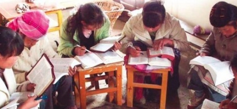 Cristã se alegra em poder ler a Bíblia, após ser alfabetizada na Ásia: 