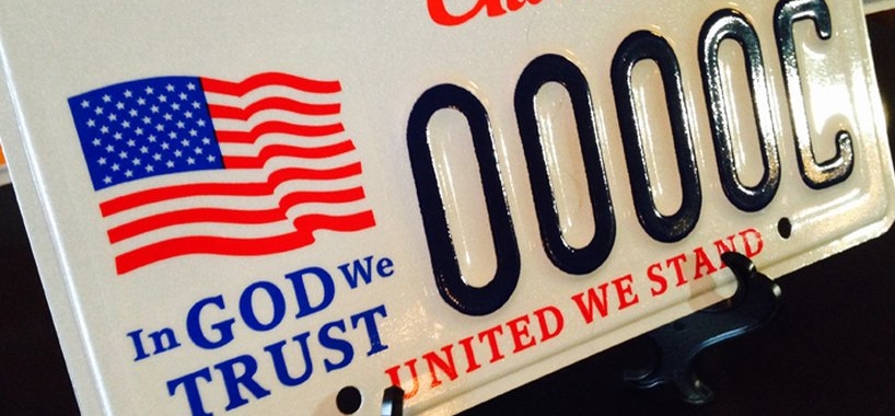 Frase “Em Deus Confiamos” vai ser padronizada em placas de carros nos EUA