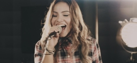 Gabriela Rocha lança clipe ao vivo, assista “Teu Santo Nome”