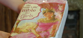 Professora impede criança de ler Bíblia infantil em tempo livre na escola