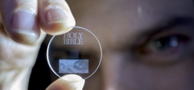 Cientistas armazenam a Bíblia em dispositivo que dura bilhões de anos, entenda