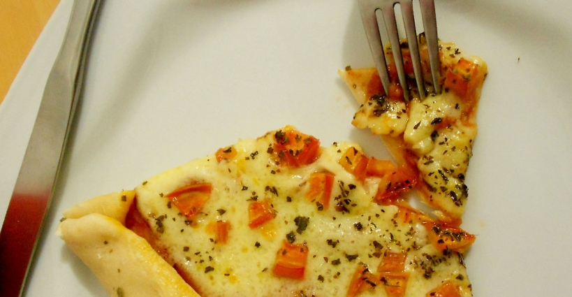 Pizza caseira com dois queijos